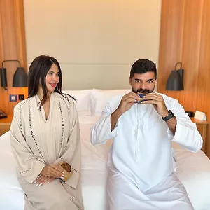دبل تري باي هيلتون - الخليج التجاري فندق
